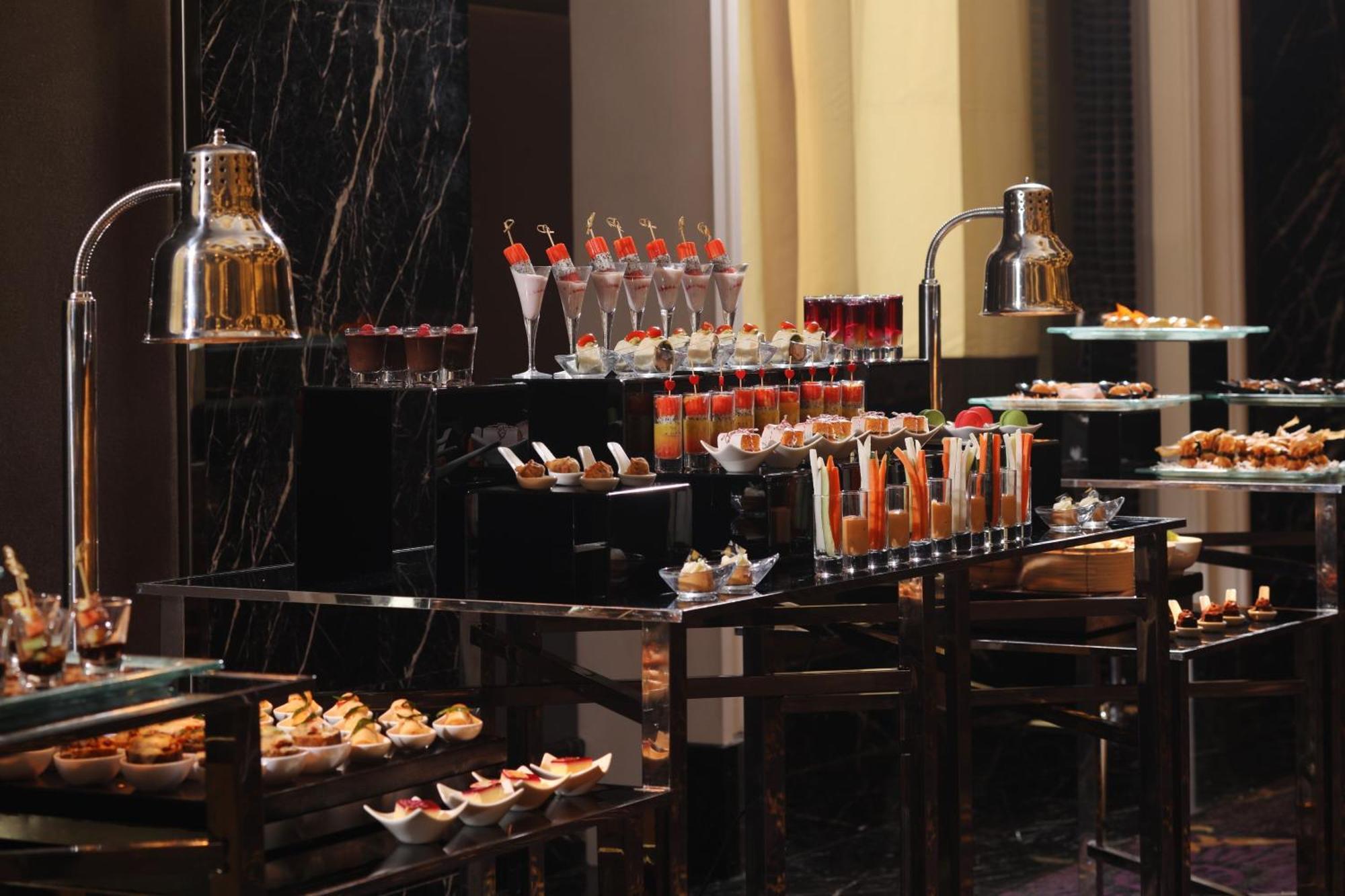 The Majestic Hotel Kuala Lumpur, Autograph Collection Exterior foto A buffet at a hotel