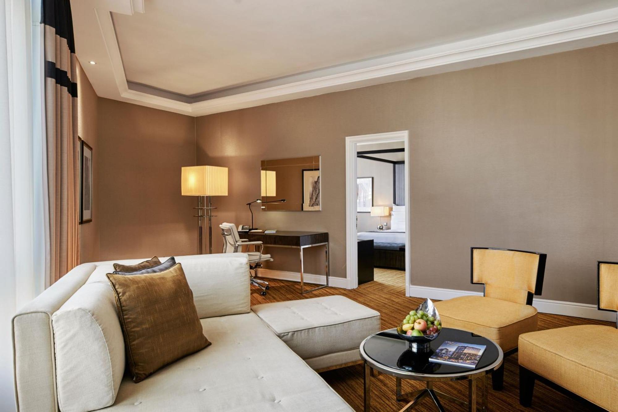 The Majestic Hotel Kuala Lumpur, Autograph Collection Exterior foto A suite at the Mandarin Oriental, Munich